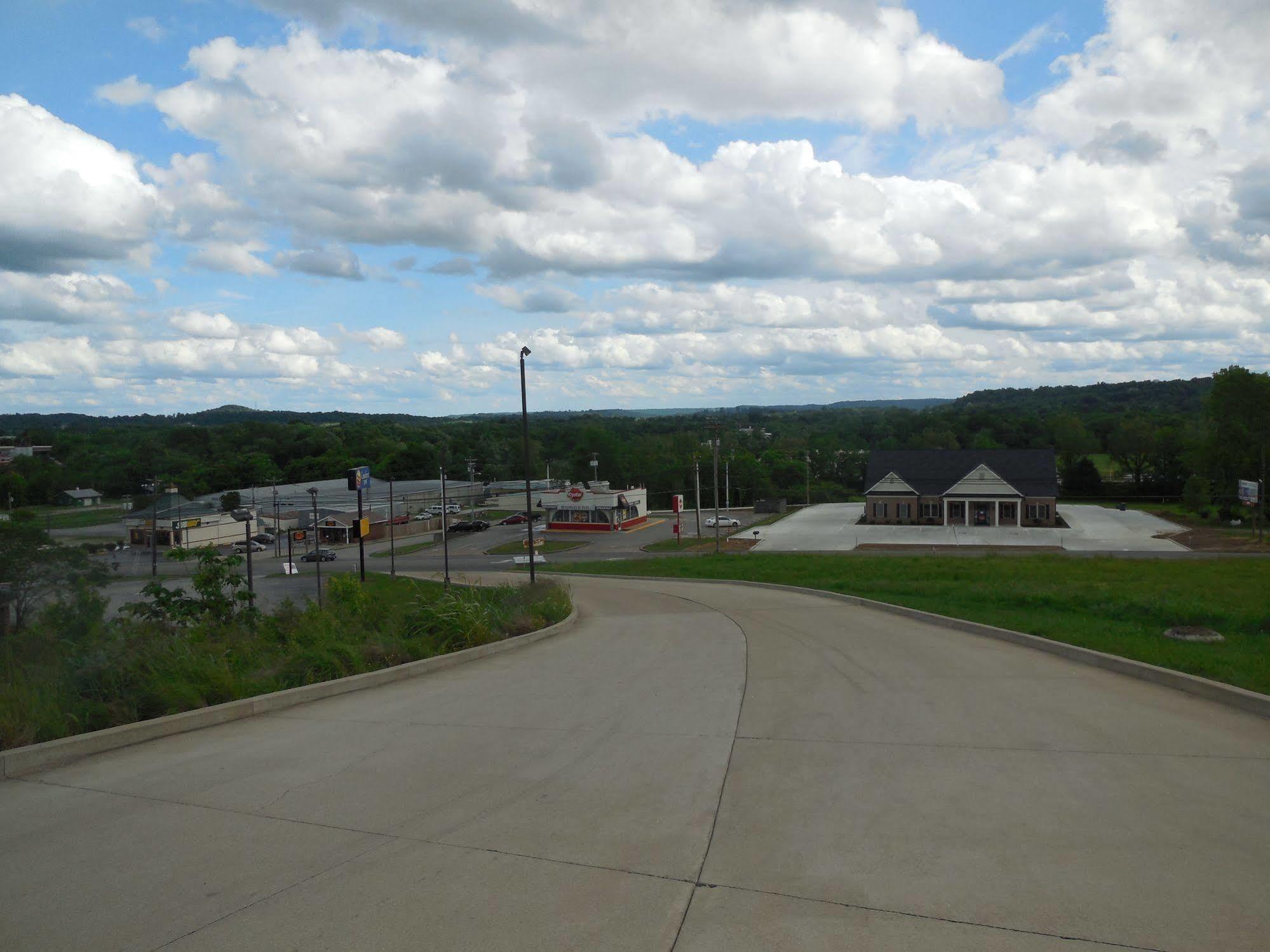 Giles Hotel Inn And Suites Pulaski Exterior photo